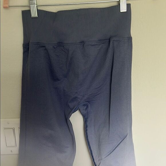 PINK Victoria's Secret Gradient Blue Leggings Size Medium - Picture 5 of 5